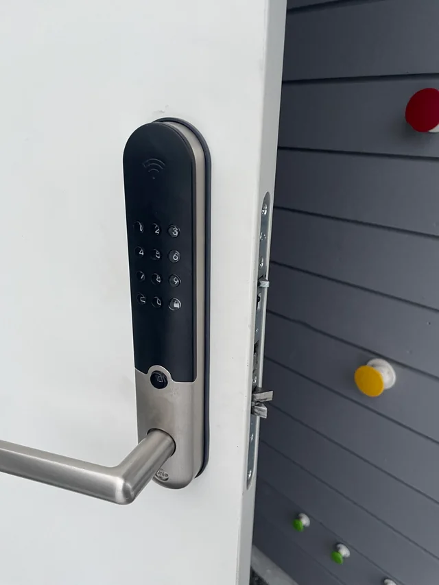 Ứng Dụng Rộng Rãi Của Khóa Cửa Điện Tử YALE ASSA ABLOY AA-ACC-EN-LOCK-SRI tại nội thất anh hùng