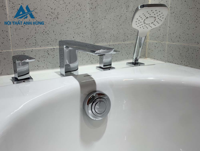 Vòi xả bồn tắm TOTO TBG02202BB nóng lạnh kèm tay sen