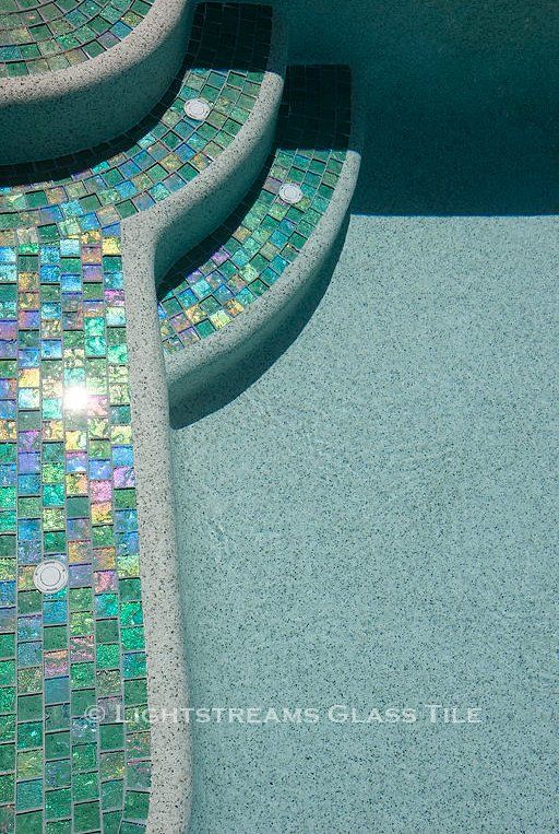 Gạch mosaic thủy tinh ốp hồ bơi