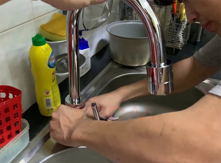 Tháo gỡ phần đệm cao su trên vòi nước rửa chén